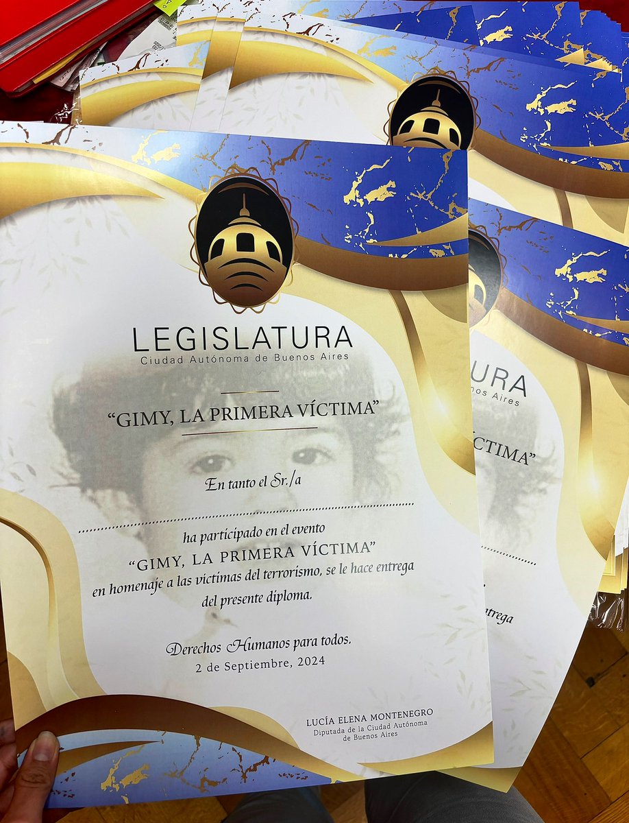 LMontenegrochdk's tweet photo. Llegaron los diplomas. 🥺 #gimy #primeravictima #terrorismo https://t.co/BLJaj9L4h4