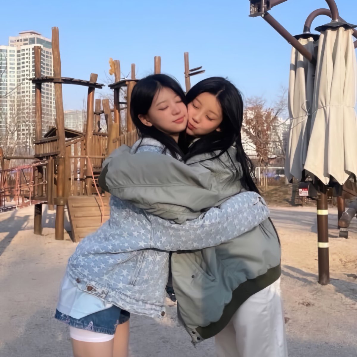 let me tell you a thing or two about my favorite moka unnie: she really really really loves to be hugged! 🎨🩰 therefore, i make sure to hug her everyday.. do you like to be hugged too? :3c