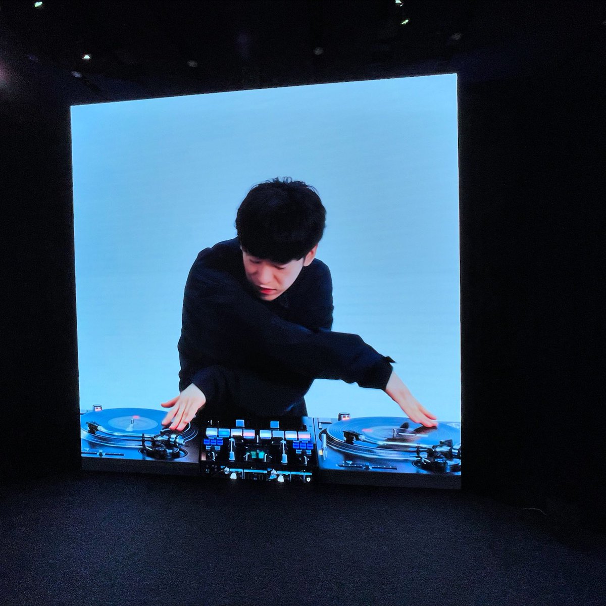 pronews's tweet image. #SonyPCL 主催、絶賛開催中の #Creativesummit 。
約3m角の小型Crystal LED VERONAで6枚構成の円形空間で没入型体験。床にはハプティクススレートが埋め込まれインタラクションのできる体験も！DJ松永のプレイと月面遊泳が用意されている。
#PRONEWS #VFX #イマーシブ #sony #creepynuts #dj松永