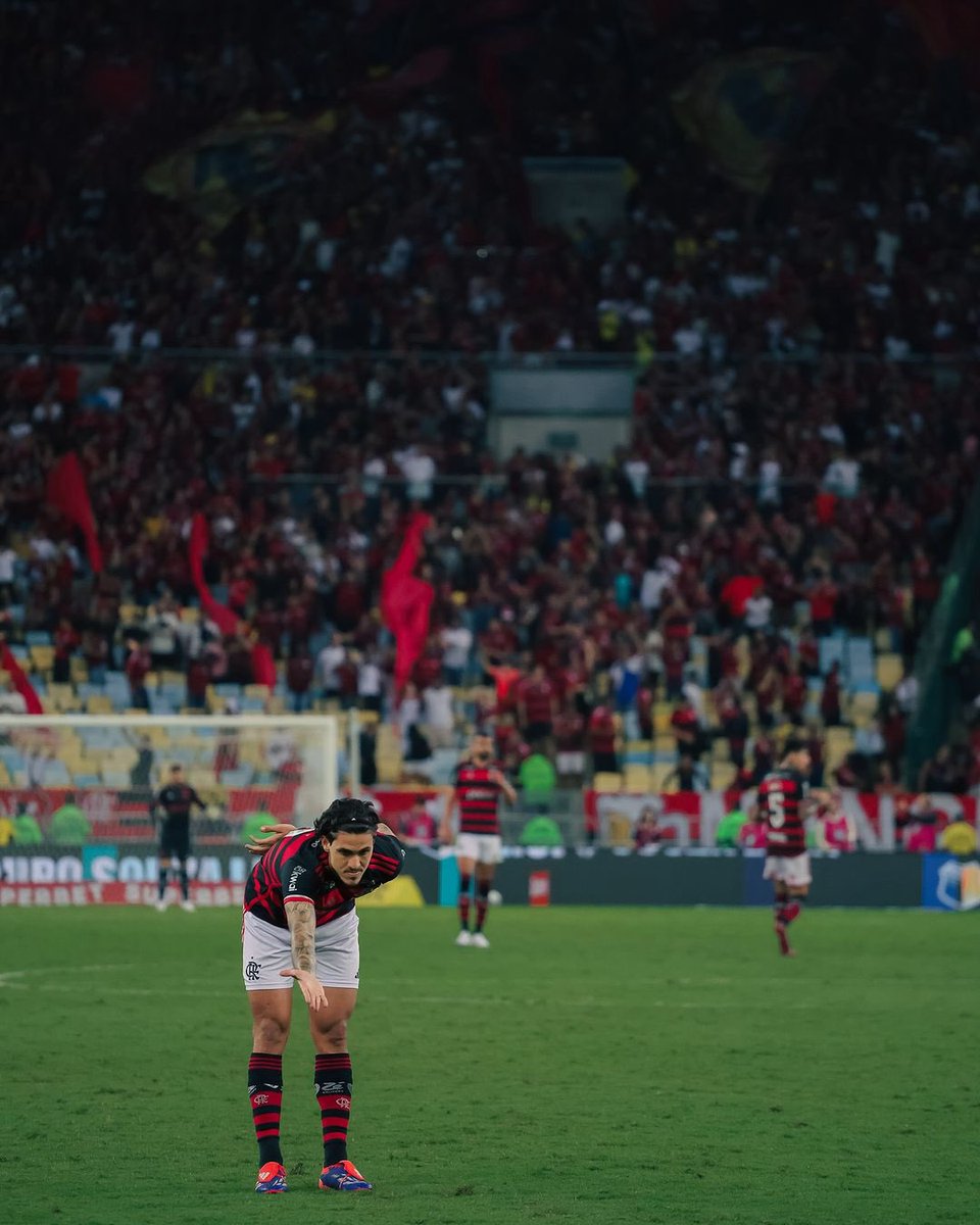 martinFLA81's tweet photo. Noite !!!!!!!!

Ou melhor,  A Noite Perfeita.

Posso??? Não fique nervoso comigo, poxa, o Flamengo ganhou!

Puta que pariu, caralho… Arquibancada absurda, time entrando com tudo em todas as divididas. Do início ao fim, COPAMOS. Sinergia surreal.

Estamos de parabéns. Nós, a torcida. E eles, os jogadores. Hoje fomos um só. Quando é assim, meu amigo e minha amiga, fica muito difícil de vencer o Flamengo. Quase impossível, diria.

Gerson (C), Pedro, Arrascaeta e “La Pulga” De La Cruz… Meu Deus!!!

Léo Pereira e Fabrício Bruno, dois monstros na defesa.

Pulgar ovacionado com razão. Com a irmã em depressão grave, deixou a vida em campo. Máximo respeito. Que tenha sido um divisor de águas pra se recuperar na temporada!

E o Luiz Araújo? Fechado com ele. Decidiu com um golaço e uma assistência “faz e me abraça”. Sabe o que é o Flamengo, tem a exata noção de onde está e o que precisa fazer pra estar de bem com a gente. Raça e determinação, com A 7 de Everton Ribeiro.

Tenho dito, dê poder ao homem e descobrirás quem ele é. Adenor chegou, observou e entendeu. Deu a Gerson o que faltava para que se tornasse o líder que sempre esteve dentro dele. E lidera pelo exemplo, tá correndo o campo inteiro. Hoje, a primeira e a última palavra no vestiário saem da boca dele. E que bom. Um dos nossos.

Posso estar equivocado, mas tenho a forte sensação que esse Flamengo, o Flamengo do Tite, é um Flamengo dos grandes jogos, montado para enfrentar os grandes adversários. Contra os pequenos/modestos, vamos com a paciência e a compreensão de que o espetáculo fica pra hora certa.

90 minutos no Maracanã duram uma eternidade. Em Copa do Brasil então…

Dito isso…

APENAS PARA EFEITOS DE OBSERVAÇÃO, ALGUÉM SABERIA ME DIZER QUANTOS GOLS O FLAMENGO TOMOU HOJE????

Ou melhor, quantos gols o Flamengo tomou desde a chegada de Vinicius Bergantin, contratado a dedo por Adenor Leonardo Bachi para ARRUMAR A DEFESA???

Isso mesmo, 0! Zero! Existe um plano.

PROTOCOLO B.E.R.G.A.N.T.I.N !!! 🤫🥅❌

Brincadeiras à parte, ainda não acabou. É guerra no sintético, eles vem pra cima. Segurar essa vantagem e avançar na Copa que tanto gostamos.

Primeiro passo da sequência foi dado.

Agosto ou nada.

Não tememos ninguém.

Mas eu te garanto, “eles” nos temem. Muito.

Vamos juntos, mais do que nunca.

Acabei me estendendo, me desculpe!

Pela Tríplice Coroa. 👹🏆🔴⚫️