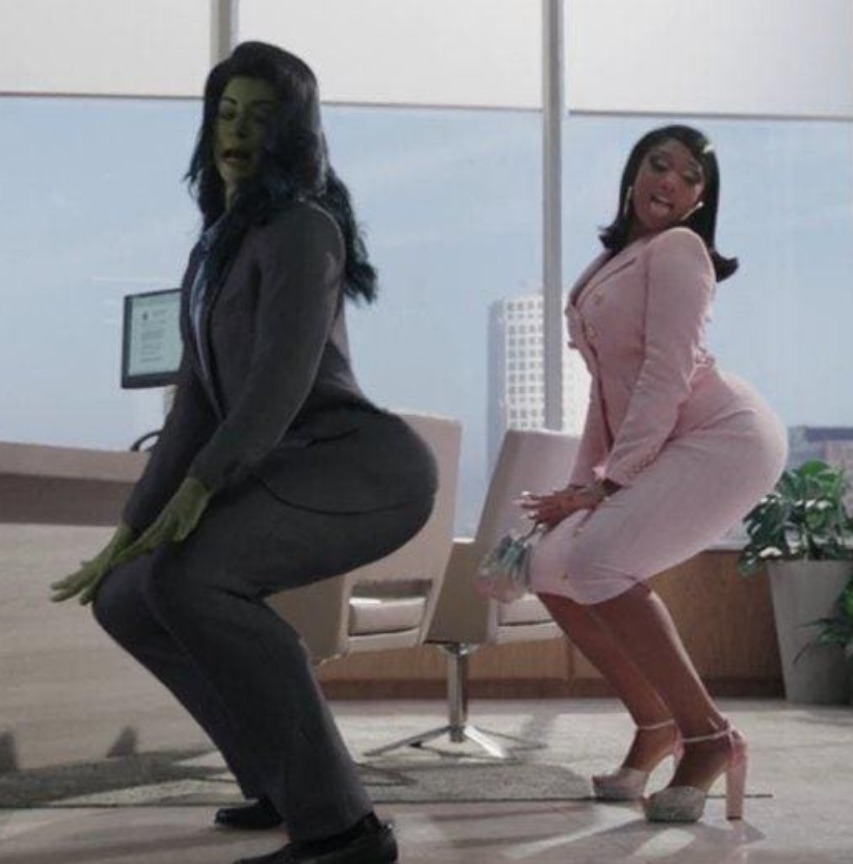 SiteJamesons's tweet photo. 🚨 DEADPOOL vs MULHER-HULK

A galera tá comparando o fato o filme do Deadpool e a série da Mulher-Hulk terem dancinhas, mas só a Mulher-Hulk ter sido alvo de hate por isso.

MAS O FURO É MUITO MAIS EMBAIXO!

São duas produções de comédia. Com heróis da Marvel. E que se utilizam da quebra da quarta-parede.

Só que a Mulher-Hulk tem um roteiro muito melhor. E além de entregar uma jornada de evolução completa da Mulher-Hulk, faz isso com um discurso feminista.

E A MELHOR PARTE: o programa usa a quebra da quarta-parede pra criticar produções que abusam de sequências de ação sem sentido socando personagens na tela pra agradar nerdola por puro fanservice.

Perceberam? A série da Mulher-Hulk foi MASSACRADA por fazer uma crítica que curiosamente se encaixa PERFEITAMENTE a Deadpool & Wolverine. Que veja só, tá sendo AMADO.

E eu acho as duas produções ótimas. Tem espaço pra todo tipo de abordagem no nicho de heróis. 

Mas nerdola não pensa assim, né? Já que massacraram a série da Mulher-Hulk por ousar fazê-los pensar sobre o que estão consumindo.

Era pra ser um tweet curto e virou quase um desabafo. Segue a gente pra acompanhar as novidades da Marvel :)