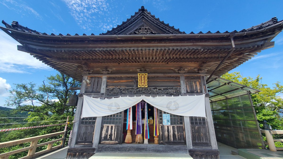 tanachan_sado's tweet image. paypay対応の『宇賀神社』⛰️
山を登っているのに波の音が聞こえてきてなんだか不思議な感じ。

夏越の祓で、茅の輪のお守りを購入しました。ﾍﾟｲﾍﾟｲ!!  

#佐渡たなさんぽ