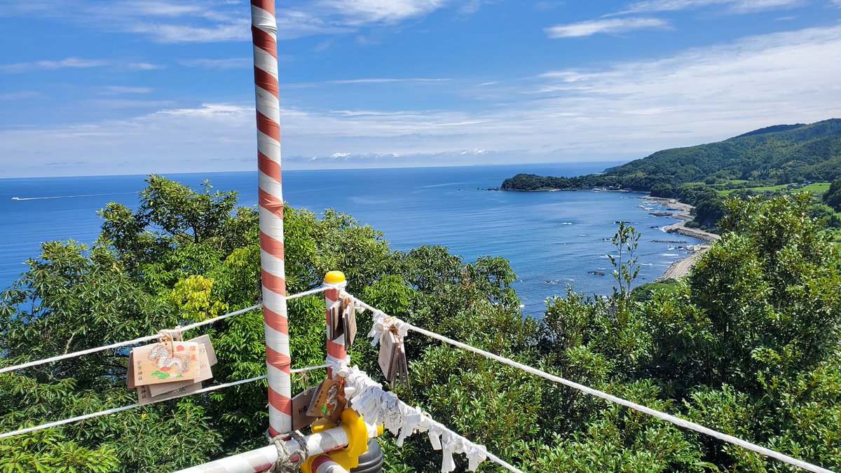 tanachan_sado's tweet image. paypay対応の『宇賀神社』⛰️
山を登っているのに波の音が聞こえてきてなんだか不思議な感じ。

夏越の祓で、茅の輪のお守りを購入しました。ﾍﾟｲﾍﾟｲ!!  

#佐渡たなさんぽ