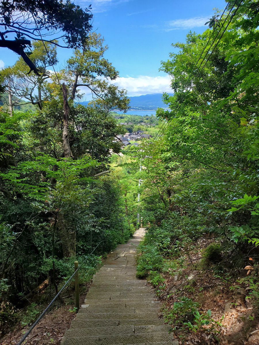 tanachan_sado's tweet image. paypay対応の『宇賀神社』⛰️
山を登っているのに波の音が聞こえてきてなんだか不思議な感じ。

夏越の祓で、茅の輪のお守りを購入しました。ﾍﾟｲﾍﾟｲ!!  

#佐渡たなさんぽ