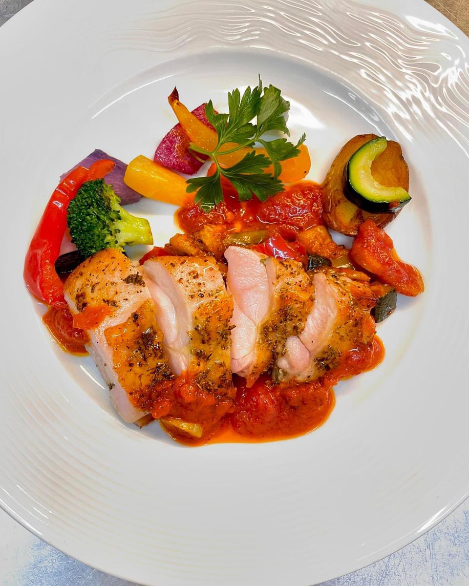 今週のランチ肉料理の
宮崎県産若鶏のフレンチハーブローストは、
ハーブの香りがとても良く、パンもライスもよくすすむ一皿になっております。
暑くて食欲がない日にもとてもおすすめな一品です！
ぜひ赤ワインと一緒に！しっかり食べて夏を乗り切りましょう〜
#ランチメニュー
#フレンチ 
#文京区