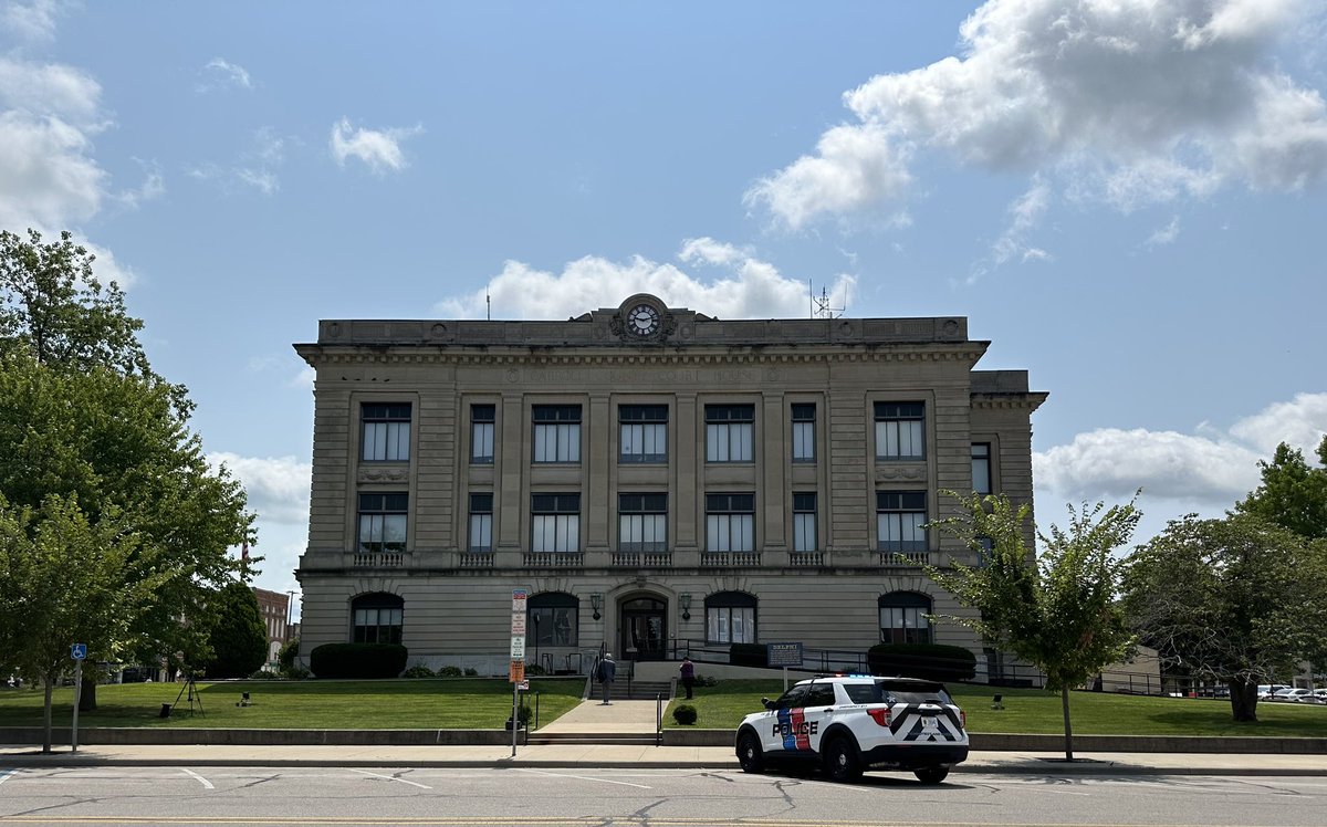 SusanHendricks's tweet image. Three day hearing in #Delphi Indiana #abbyandlibby 💜🩵