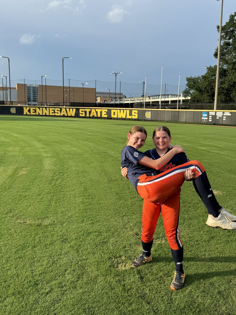 Pepper_2029's tweet image. Caught @Ty_Orebaugh2030 for a pitching clinic @KSUOwlsSB. 🦉🦉🦉

#ecbullets #ksuowlsoftball @ECBullets2030 #locals
