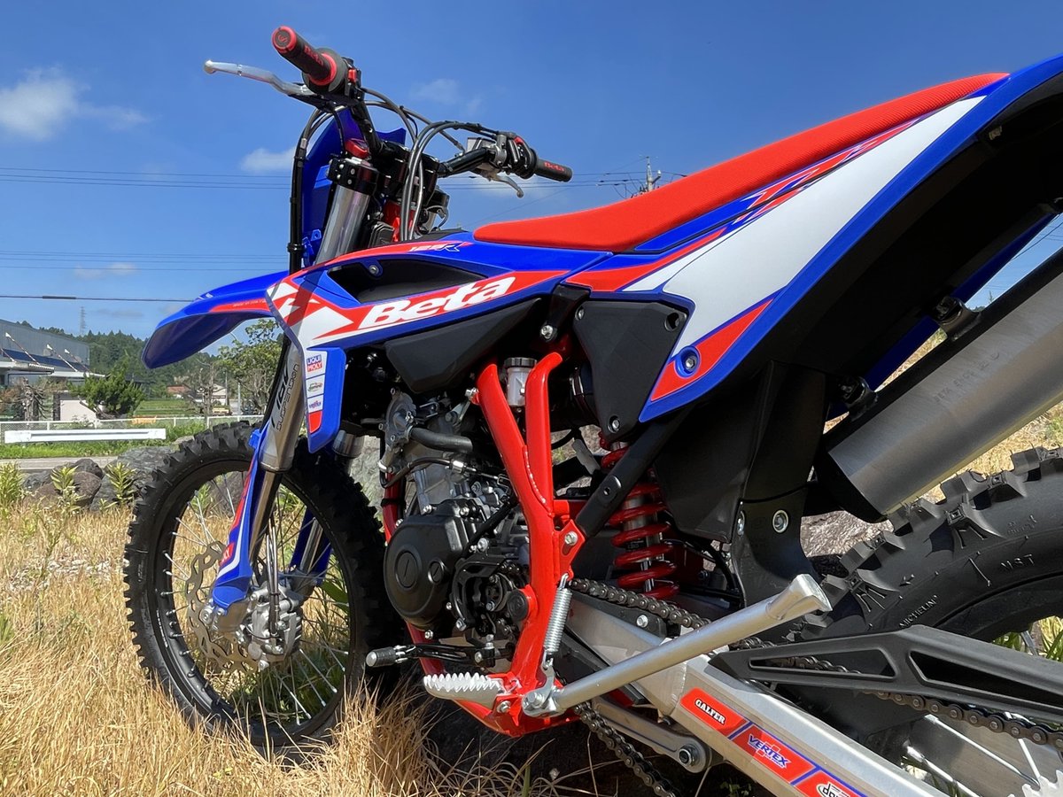 BETAmotorJapan's tweet photo. RR4T125LCのブルーバージョンを製作してみました。
新しくてカッコいい！このまま販売できます！
（新車ベース、前後Michelin Enduro Midium装着、728,000円税別）
お求めはBeta販売店まで。
#Beta
#ベータ
#RR4T
#オフロードバイク https://t.co/rw7ZSwMupS