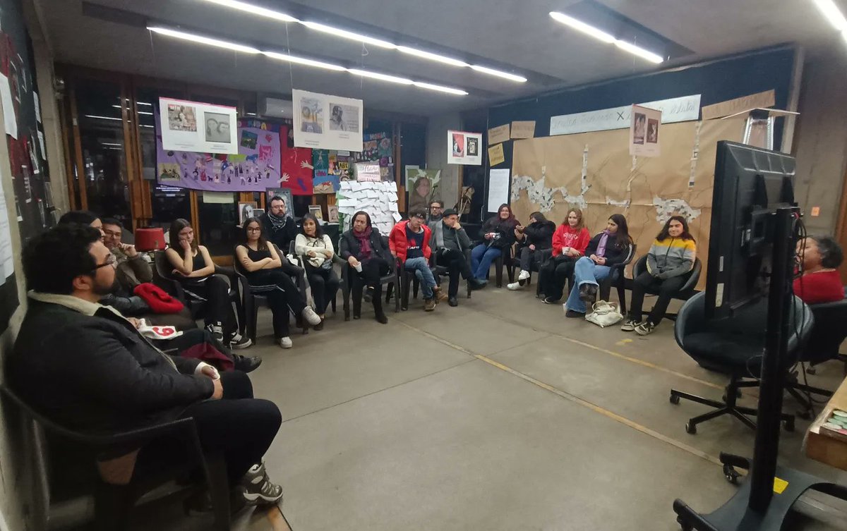 casa_memoria's tweet photo. Conmemoración caso lista 119 #operacioncolombo 

Muestra homenajes compañeros, compañeras lista 119 y conversatorio #hoy en Casa Memoria #homenajes #Memorias #reflexion en torno a la pregunta ¿Qué queremos que sepan las nuevas generaciones de la operación Colombo? https://t.co/wBASsPORkg