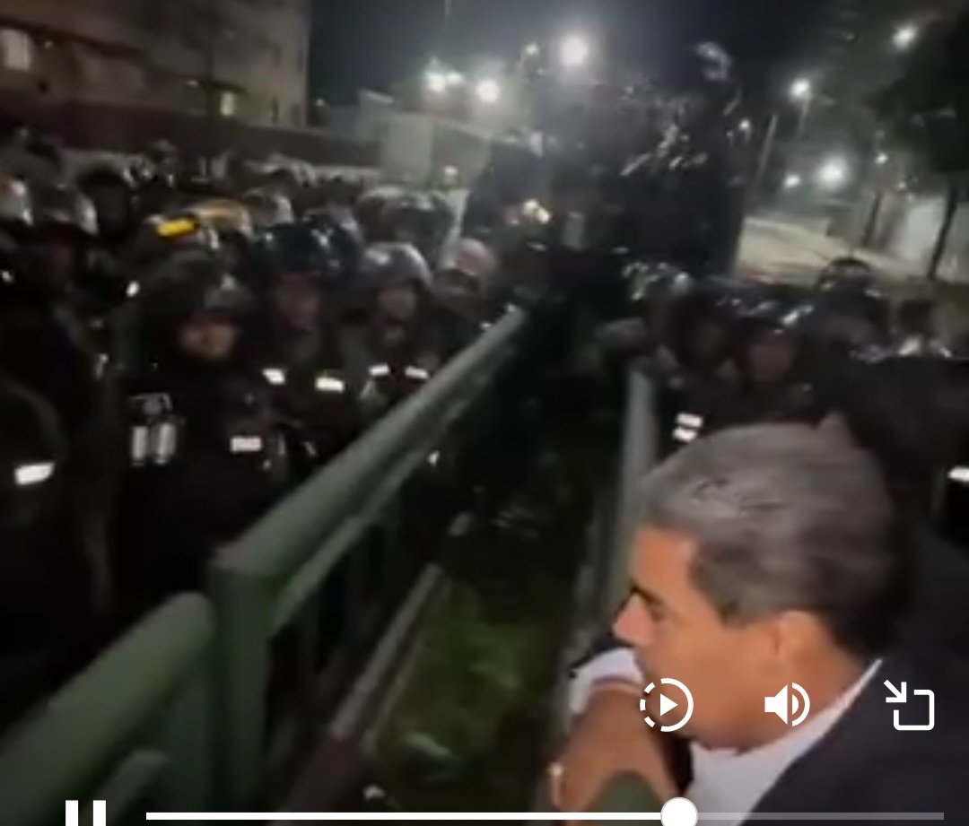 VegaContra's tweet photo. Aquí esta  Caracas luchando por la. libertad ,  anoche lo hicimos  en #Petare,   hoy  cacerola en  #catia  exigiendo las actas , mientras.  Maduro.  nos responde con sus tropas  de esbirro dándo orden para que sigan masacrando  al pueblo  solo pedimos   las actas para la paz https://t.co/3KuIUecEGD