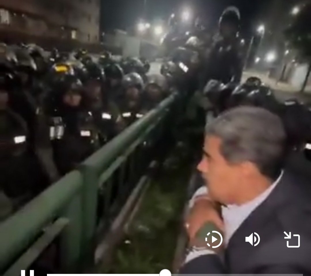 VegaContra's tweet photo. Aquí esta  Caracas luchando por la. libertad ,  anoche lo hicimos  en #Petare,   hoy  cacerola en  #catia  exigiendo las actas , mientras.  Maduro.  nos responde con sus tropas  de esbirro dándo orden para que sigan masacrando  al pueblo  solo pedimos   las actas para la paz https://t.co/3KuIUecEGD