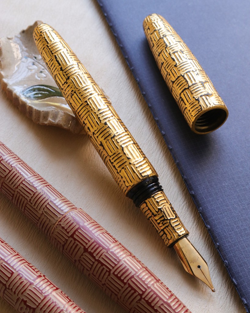 Wancher_Global's tweet photo. Hirota Urushi is Back in Stock!
Handcrafted to perfection, the Hirota Urushi Kushime Tsuishitsu-nuri and Kushime Tsuishitsu-nuri - Akane are intricate masterpieces in fountain pen form. Learn more at the link below:
https://t.co/ZWMRu89O9Q
#万年筆 #fountainpen #urushipen #漆 https://t.co/YwG0kjNWJk