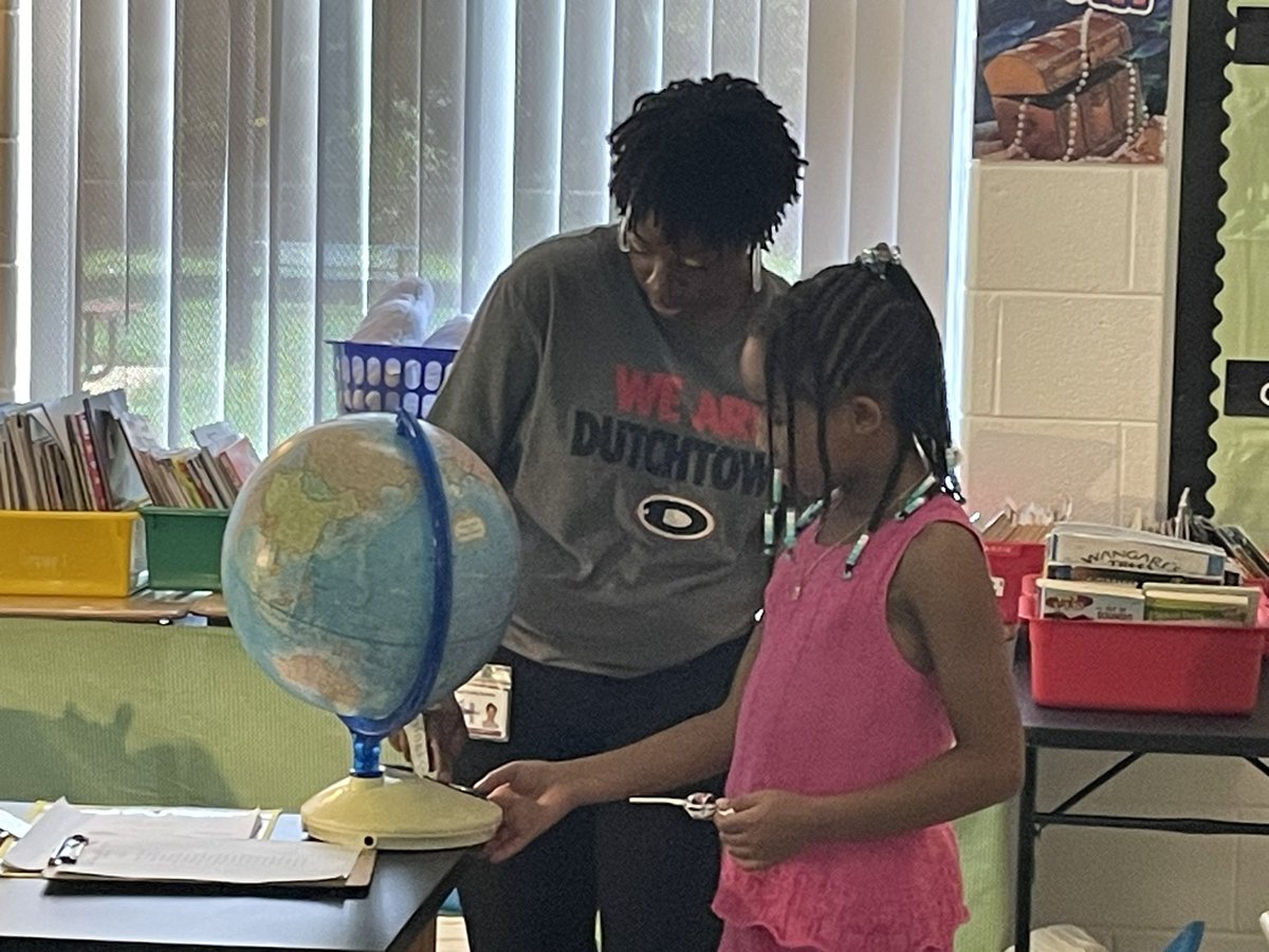 MichelleHill77's tweet photo. Open House @DES_HCS was spectacular! So excited to welcome these smiling faces back. It's going to be a great year! https://t.co/932bysdCW3