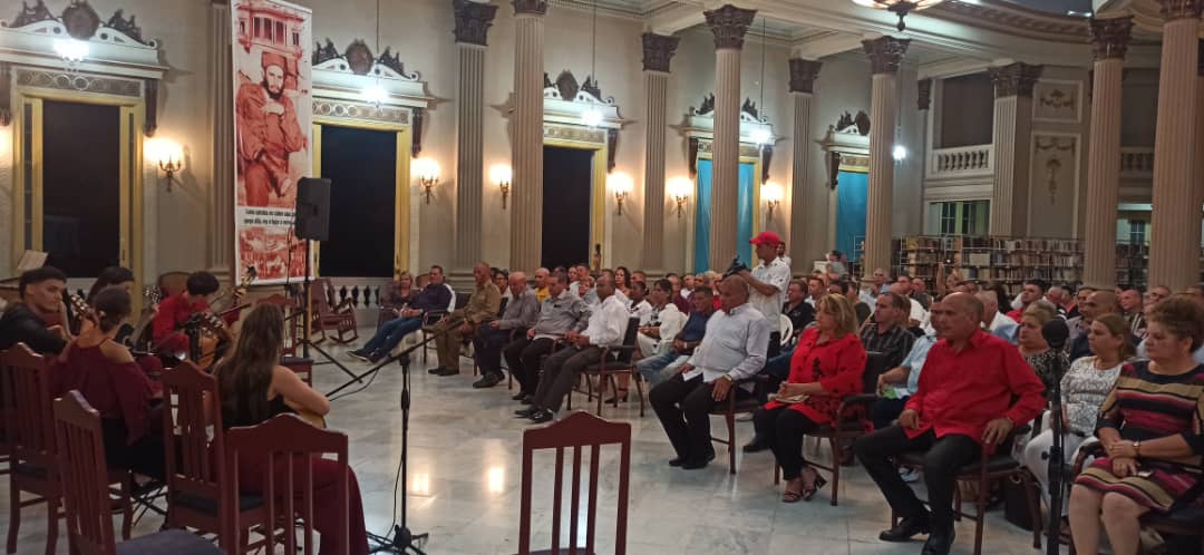 DeivyPrezMartn1's tweet photo. En marcha indetenible!!!  Hermosa noche de  reconocimiento a empresas, entidades, instituciones y organizaciones por su relevante labor en ocasión del 26 en #SanctiSpíritusEnMarcha 
Ellos #GenteQueSuma en su entrega sin límites en este #SanctiSpíritusEn26 https://t.co/ewBxMFLr4N