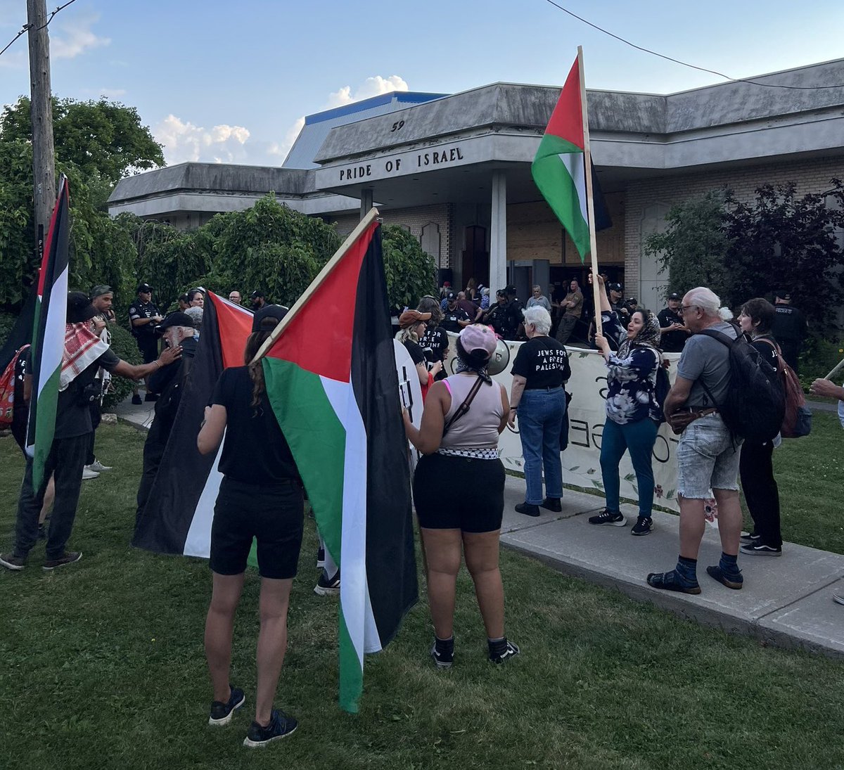 A Toronto synagogue was vandalized a few weeks ago, so the community came together to their holy place for “An Evening of Solidarity Against Hate.”

FreePalestine protesters showed up to stand against the Jewish community, and support hate.