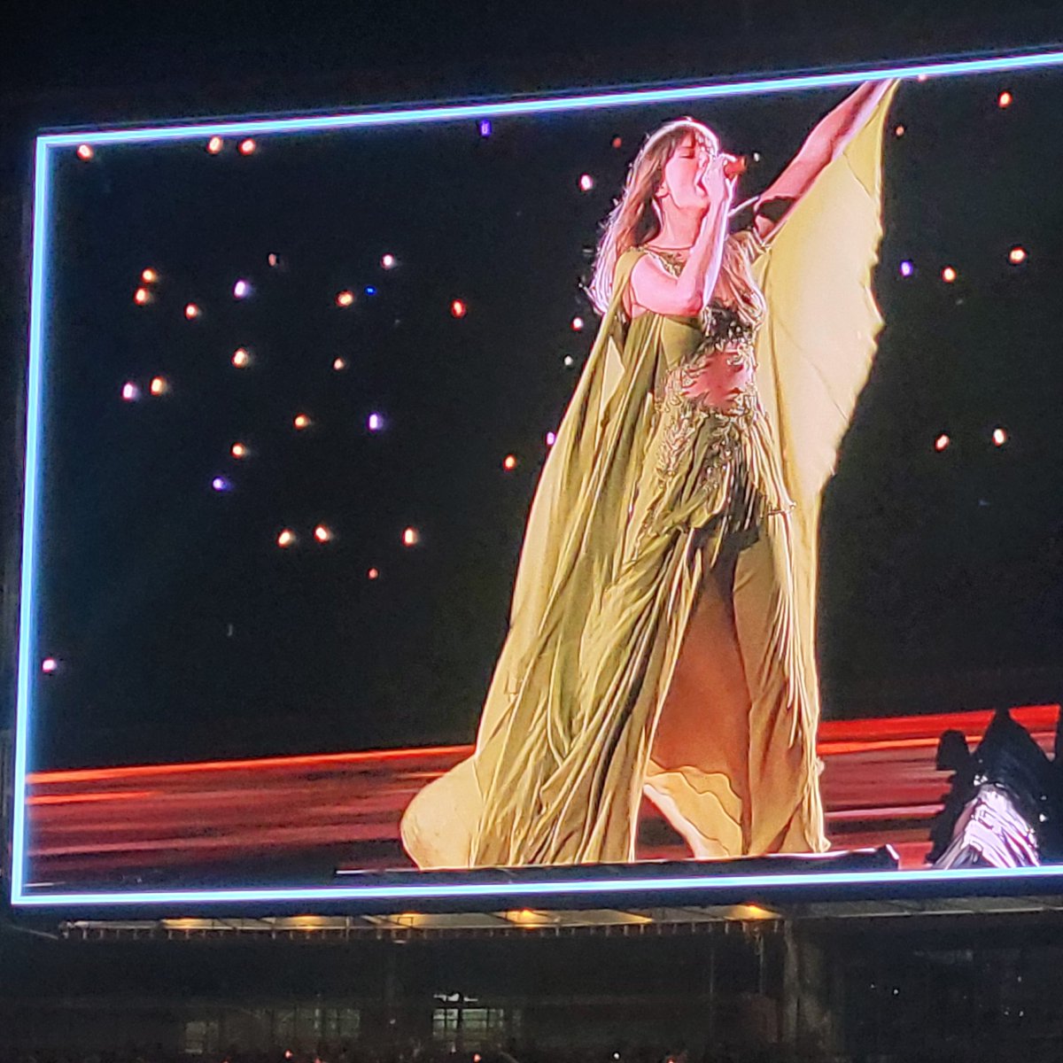 aurorabora518's tweet photo. AUGUST AT #TSTHEERASTOUR WITH THE GREEN DRESS WILL ALWAYS BE MEMORABLE
π¬π§πͺβ¨οΈπ #Taylorswift #swiftiesummer #augusteve https://t.co/LaWbv5cMwk