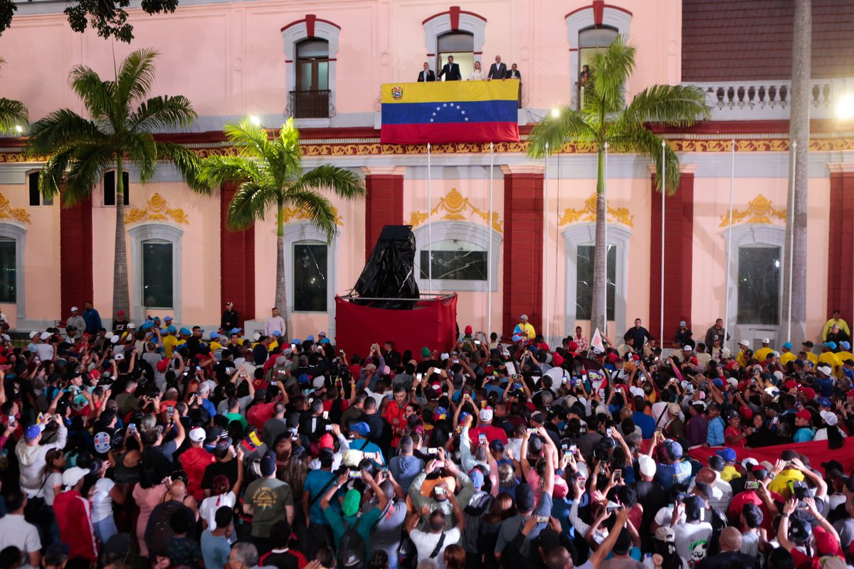 ViceVenezuela's tweet photo. #EnFotos || El presidente de la República, @NicolasMaduro, recibió este #miércoles en el Palacio de #Miraflores a la movilización popular de la clase obrera en defensa de la paz de #Venezuela y en respaldo a la Revolución Bolivariana. 

#31Jul https://t.co/9eIGLcWZRx
