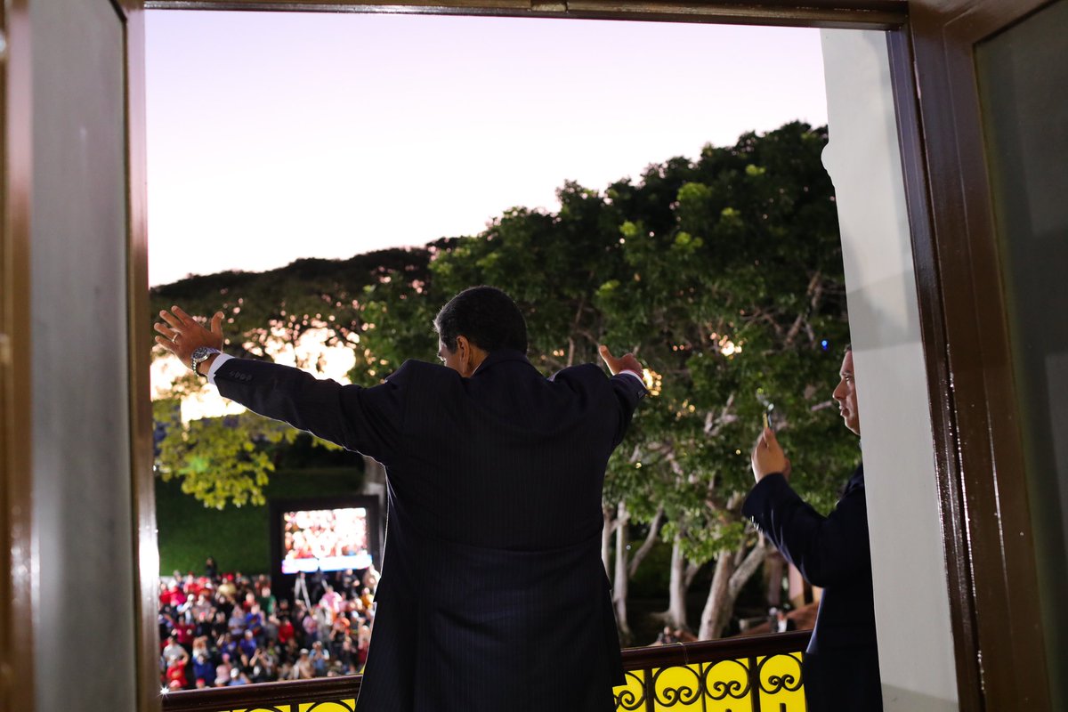 ViceVenezuela's tweet photo. #EnFotos || El presidente de la República, @NicolasMaduro, recibió este #miércoles en el Palacio de #Miraflores a la movilización popular de la clase obrera en defensa de la paz de #Venezuela y en respaldo a la Revolución Bolivariana. 

#31Jul https://t.co/9eIGLcWZRx