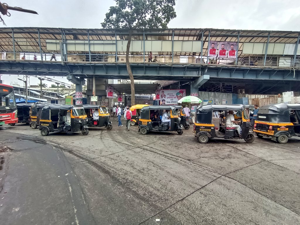 nileshktrivedi's tweet image. घाटकोपर ईस्ट
स्टेशन के बाहर
जवाहर रोड
आर बी मेहता रोड
घाटकोपर ईस्ट

रोज गैरकानूनी शेर रिक्शावाले ३ से ४ लाइन लगा के  ठीक स्टेशन निकास के बाहर रास्ता रोक के खड़े रहते है.पीछे बस और एंबुलेंस निजी वाहन ट्रैफिक जाम में फंसे रहते है.ध्वनि प्रदूषण होता है.
बिनती करने पर धमकाते है.