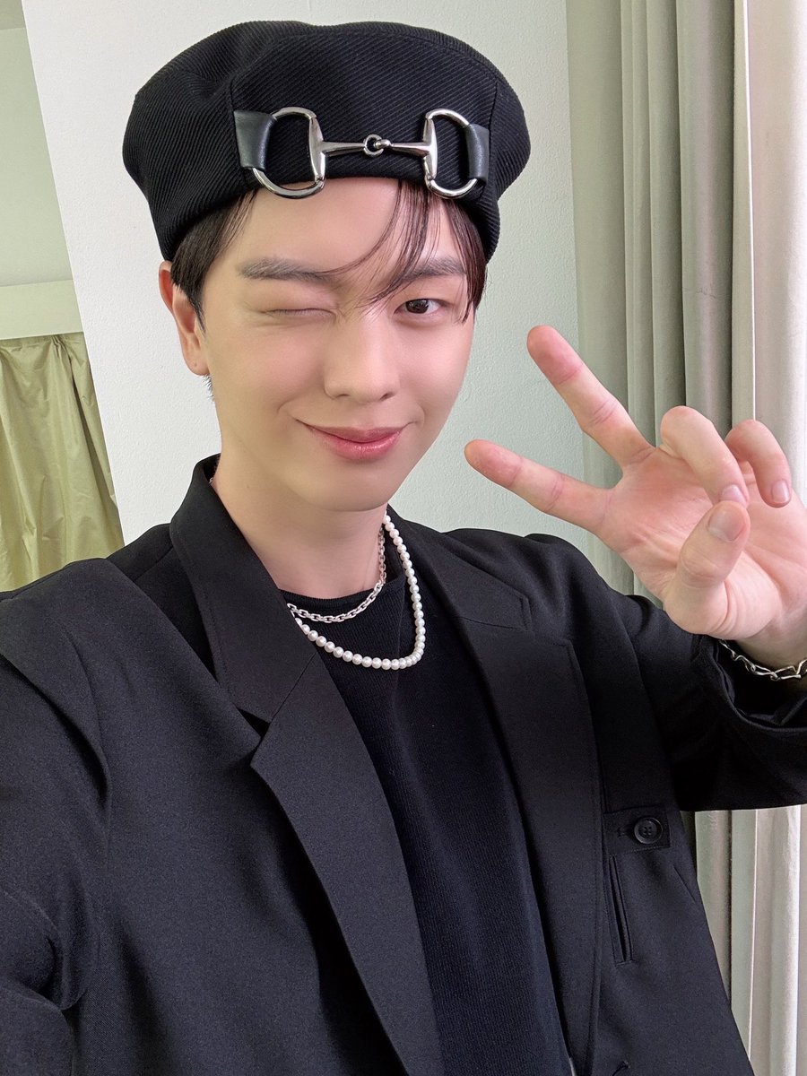 YookSJ_official's tweet photo. [📸] #YOOKs_moment
드디어 Anan MAGAZINE이 발간되었습니다!👏
신이 빚은 천재 ,, 화보천재 ,, 육성재
빛이란 뭘까? 뭐긴 뭐겠어 ‘Anan 육성재’지 ✨
우리 뎨뎨 화보 닳고 닳도록 보러갑시다 🖤🩷

#육성재 #YOOKSUNGJAE 
#anan #anan2408 https://t.co/I5OXKWWNMs