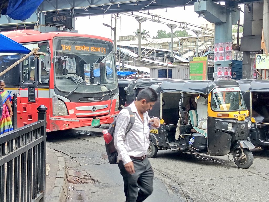 nileshktrivedi's tweet image. घाटकोपर ईस्ट
स्टेशन के बाहर
जवाहर रोड
आर बी मेहता रोड
घाटकोपर ईस्ट

रोज गैरकानूनी शेर रिक्शावाले ३ से ४ लाइन लगा के  ठीक स्टेशन निकास के बाहर रास्ता रोक के खड़े रहते है.पीछे बस और एंबुलेंस निजी वाहन ट्रैफिक जाम में फंसे रहते है.ध्वनि प्रदूषण होता है.
बिनती करने पर धमकाते है.
