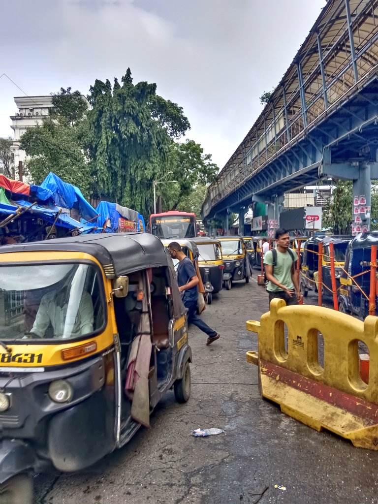 nileshktrivedi's tweet image. घाटकोपर ईस्ट
स्टेशन के बाहर
जवाहर रोड
आर बी मेहता रोड
घाटकोपर ईस्ट

रोज गैरकानूनी शेर रिक्शावाले ३ से ४ लाइन लगा के  ठीक स्टेशन निकास के बाहर रास्ता रोक के खड़े रहते है.पीछे बस और एंबुलेंस निजी वाहन ट्रैफिक जाम में फंसे रहते है.ध्वनि प्रदूषण होता है.
बिनती करने पर धमकाते है.