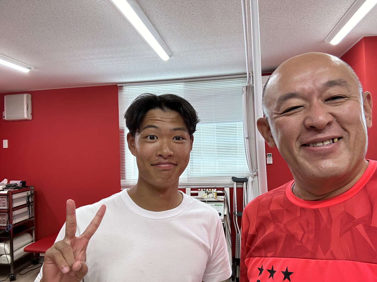 ImayanagidaTaka's tweet photo. 大学オフでOBが訪ねて来てくれました。
山村朔冬、帰って、また、暴れてや！ https://t.co/aoT4HmUy97
