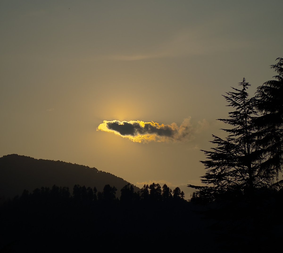 "The sun behind the clouds is still shining, just like our hopes and dreams remain bright, even when we can't see them clearly."
#photooftheday