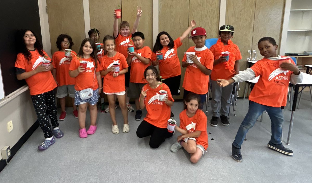 RachelMachnicki's tweet image. This month we learned how to plant and take care of our beans! We loved watching them grow! 🌱🫛
#ASPIRELRSD @frontenacLRSD @archwoodLRSD
@vanierLRSD 
@marionLRSD
@louis_riel_sd