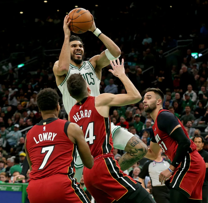 T_McAllister's tweet image. Jason Tatum dazzles with 49 points, leading the Boston Celtics to a 134-121 victory over the Miami Heat!  #Celtics #NBA #TatumTime #BasketballHighlights bostonherald.com/2022/11/30/gal…