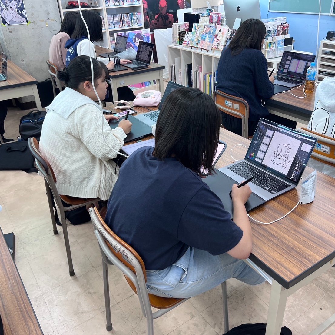 MGnet_ida's tweet photo. 2年次の卒業制作マンガの授業✒️各自のスタイルで絶賛制作中！真剣なのは一緒です😊どんな作品が上がってくるか楽しみすぎる…！！#IDA #IDA_MD #沖縄 #専門学校 #manga #illustration https://t.co/PP8Ud4YAIM