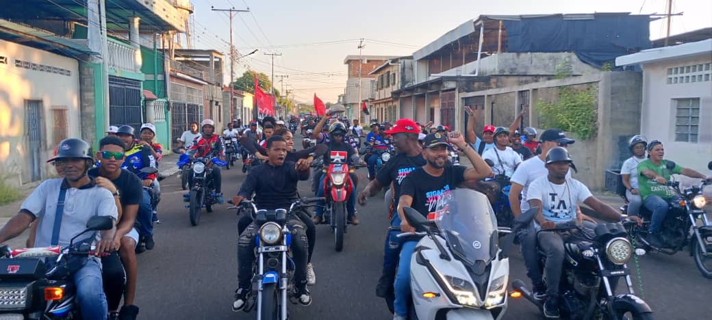 DavidSojoMRT's tweet photo. La revolución es del pueblo, nace del pueblo , radica en el pueblo, Nicolás Maduro aquí está tu pueblo revolucionario apoyándote.
@NicolasMaduro 
@dcabellor 
@WBenavides_MRT 
@centralmrt 
@TupamaroMRT_ https://t.co/Cay3zbYYEO