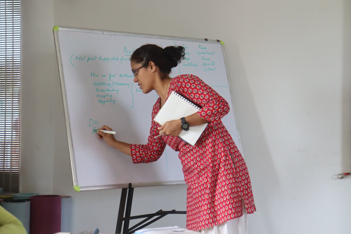 SharanaOfficial's tweet photo. Ms. Divya, holds bi-weekly sessions with our social workers, where they express themselves and learn some stress reducing exercises. They are crucial for emotional regulation, healthy boundaries, and self-reflection, helping them manage their fieldwork effectively.
#Sharanango https://t.co/5lcRSM0plA