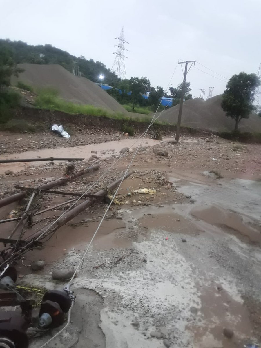 Xenstd2jpdcl's tweet image. 33KV Malhori Jagir line has been put out of circuit due to poles damaged in flash floods. Areas affected Malhori Jagir Bajalta
