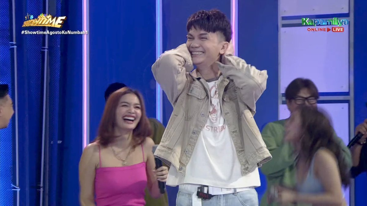 jmcarcoochie's tweet image. Ang FUNishment today, magpapalit ng damit sina Kuys @VhongX44 at @ciannex_ 🤣🤣🤣
Abangan mamaya sa #EXpeciallyForYou 🤭

Nakakatawa talaga tong #BataBataPick! Hayuffff 🤣🤣🤣

#ShowtimeAgostoKoNumbah1
@itsShowtimeNa