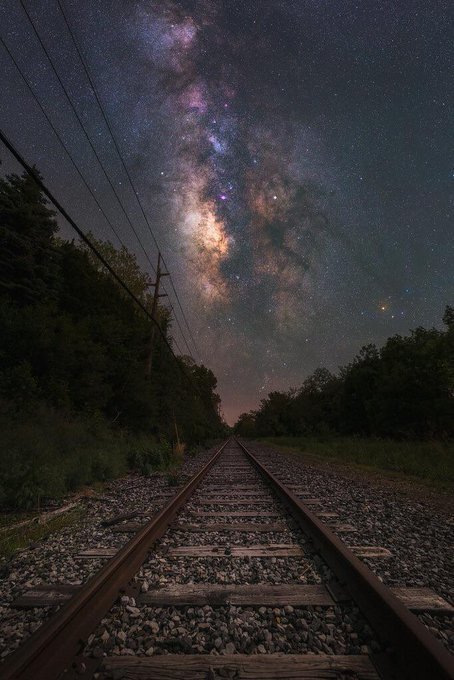 physicsworld03's tweet photo. Starry night at railroad https://t.co/recFg0XptG