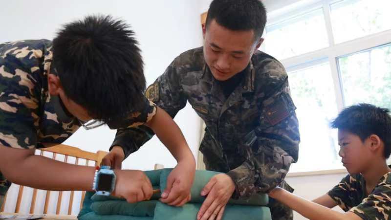 “八一”建军节前夕，庄市街道联兴社区邀请辖区退伍军人和小朋友们一起走进军营，共同感受家国情怀。王松惠正是其中一名退伍军人。