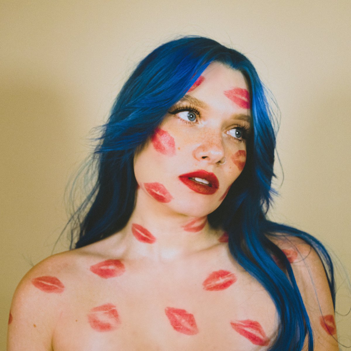 Ma Chérie is out everywhere now!!! 💋 listen here: imy2.fanlink.tv/MaCherie