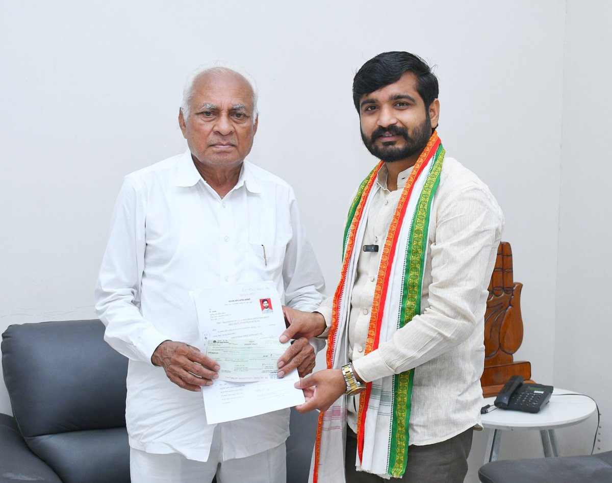 BalajiGadepatil's tweet photo. 85 भोकर विधानसभा मतदारसंघातून काँग्रेस पक्षाकडून इच्छुक उमेदवार म्हणून अर्ज दाखल केला. काँग्रेस पक्षाचे जिल्हाध्यक्ष मा. बी. आर. कदम साहेब यांना अर्ज सुपूर्त केला. आपल्या सर्वांच्या शुभेच्छा माझ्यासोबत आहेतच.
लढेंगे.. जीतेंगे...
#BhokarVidhansabha https://t.co/uzoc45MAji