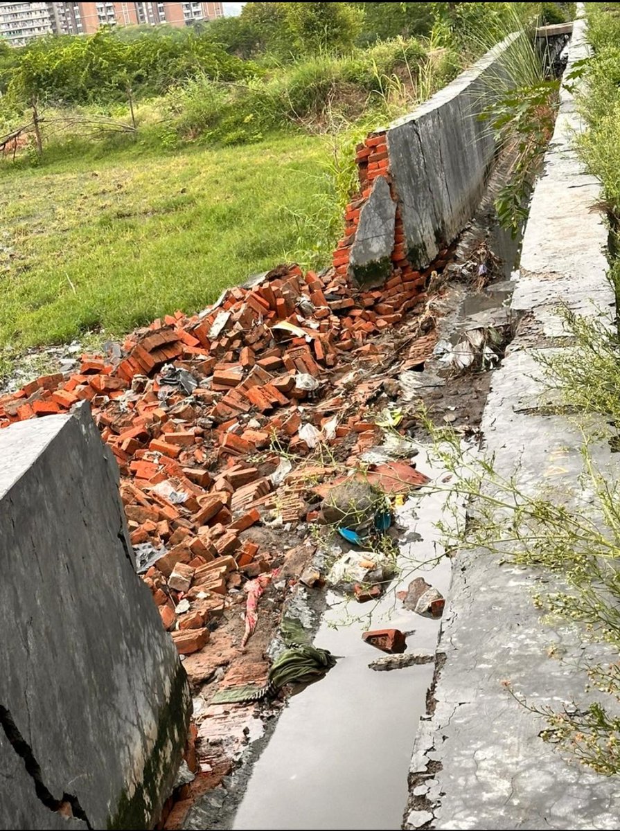 Vinsabh258506's tweet photo. @noida_authority @CeoNoida @myogiadityanath @CMOfficeUP @UPGovt @ChiefSecy_UP @NandiGuptaBJP @dr_maheshsharma @PankajSinghBJP @MoHUA_India @InfoDeptUP @SwachhBharatGov Bad weather highly alarming situation. 

Society Electric panal, lifts, water supply, electricity, WFH, Children education, senior citizen with medical conditions etc all at HIGH RISK because of this negligence.

 Plz help and prioritize the action with concern person. 🙏 https://t.co/wssw9uB2YL