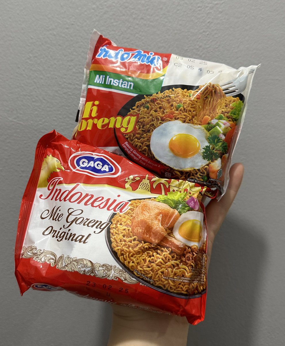 darthbaper's tweet photo. Sempet denger gosip kalau yang satu nyuri resep dari yang satunya🤔 emang bener? 
Nah di siang hari yang slow ini mari kita bandingkan, apakah iya samaaaa?? Lebih enak yang mana? Mari kita buktikan!! #dapurbaper https://t.co/p7pwGBEmFX
