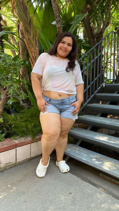 Would you say hi to me if you say me walking down the street? https://t.co/9ba9o7LEtE