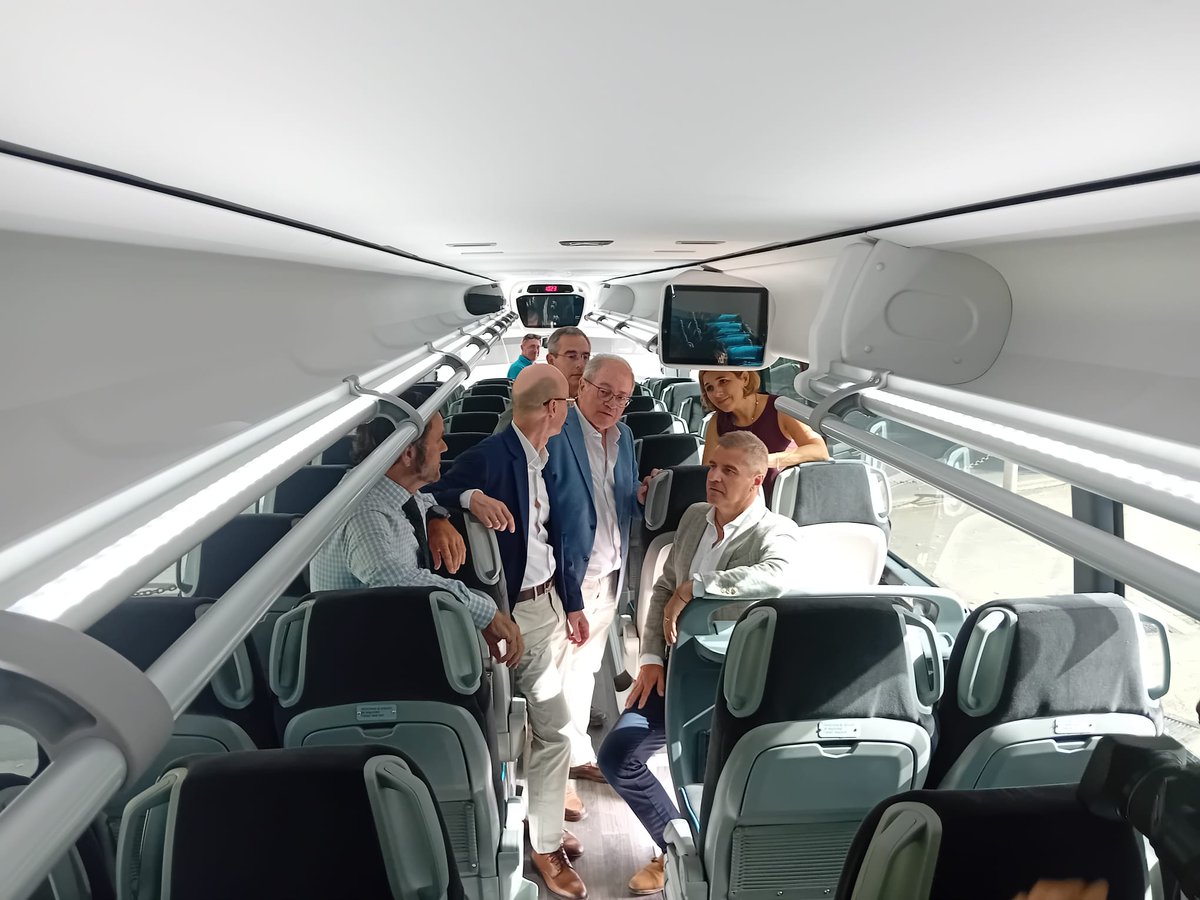 🚌 ✈️El <a href="/CTransporte_GR/">Consorcio de Transporte Metropolitano Granada</a> mejorará el servicio al Aeropuerto con 4 nuevos buses híbridos <a href="/Alsa_autobuses/">Alsa</a> 
🚌Los vehículos han sido presentado por el DG de Movilidad de, José Miguel Casasola, el delegado de <a href="/FomentoAND/">Consejería de Fomento de la Junta de Andalucía</a>, <a href="/antonioayllon59/">Antonio Ayllon</a> y el gerente del consorcio <a href="/CesarDiazRuiz/">Cesar Díaz Ruiz</a>