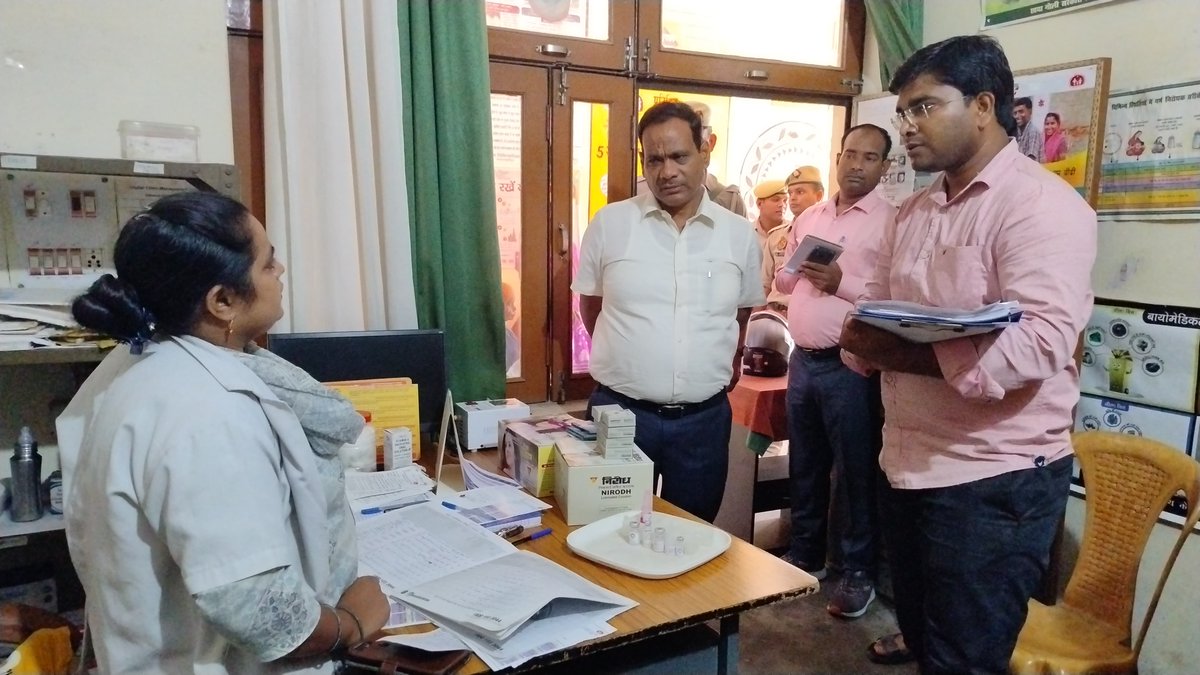 शहरी प्राथमिक स्वास्थ्य केंद्र, आयुष्मान आरोग्य मंदिर लोधीपुर का आकस्मिक निरीक्षण किया। प्रत्येक मरीज को सभी स्वास्थ्य सुविधाएं पारदर्शी ढंग से उपलब्ध कराने तथा मरीजों के साथ मधुर व्यवहार करने के निर्देश दिये। <a href="/InfoDeptUP/">Information and Public Relations Department, UP</a> <a href="/CommissionerBa1/">Commissioner, Bareilly Division</a> <a href="/UPGovt/">Government of UP</a>