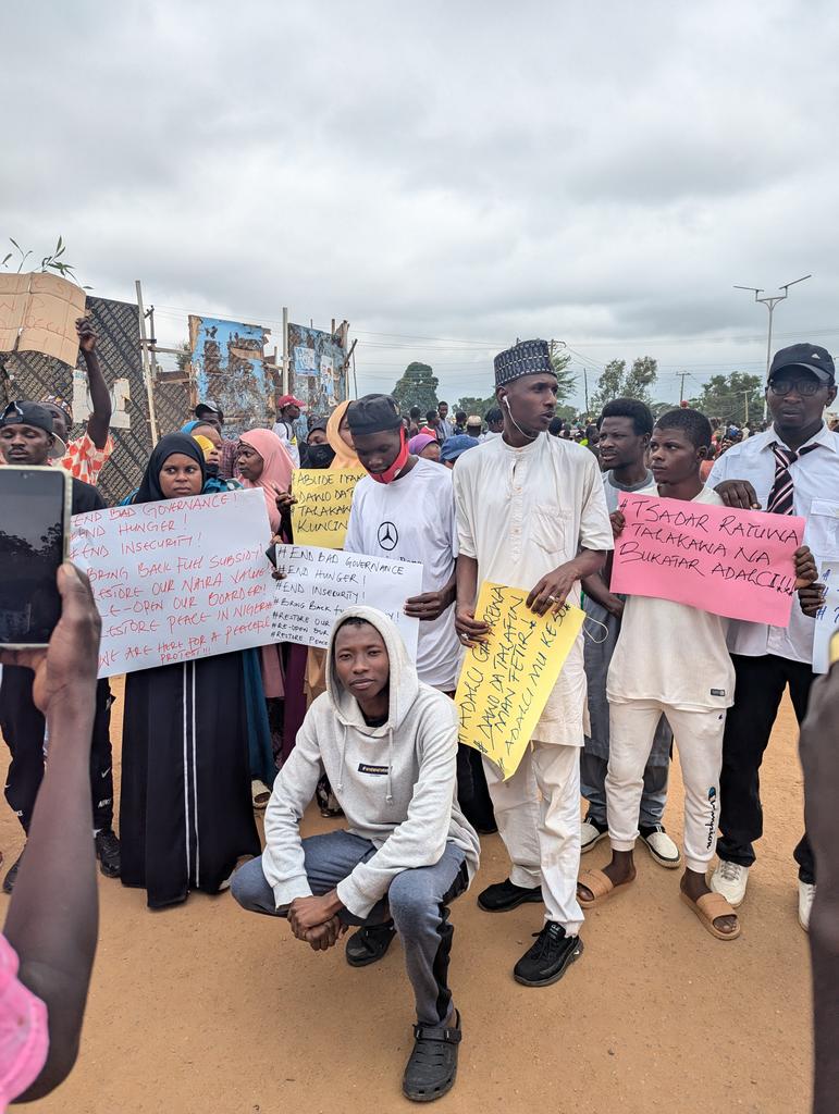 salimpotter's tweet photo. The #EndBadGovernace protests in full swing at Ƙofar Doka, Zaria.

#EndBadGovernmentInNigeria https://t.co/ahEj06Cq59