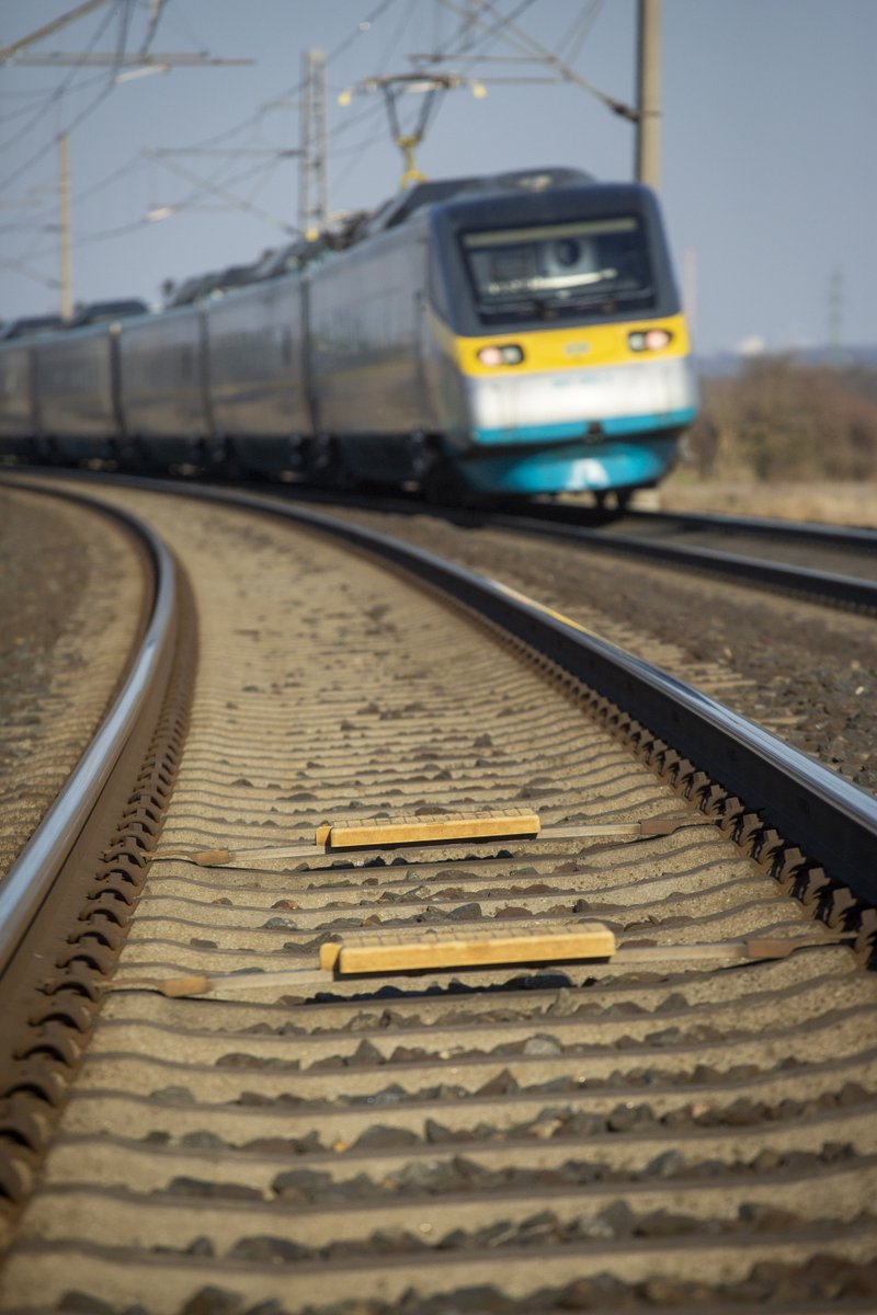 MKrapinec's tweet image. České dráhy jako vůbec první osobní dopravce zahájil provoz pod dohledem evropského zabezpečovače #ETCS v Česku a také se aktivně účastní zátěžových testů na různých tratích. 

Už více než rok mají povinnost jezdit naši proškolení strojvedoucí na lokomotivách se zapnutým vlakovým…