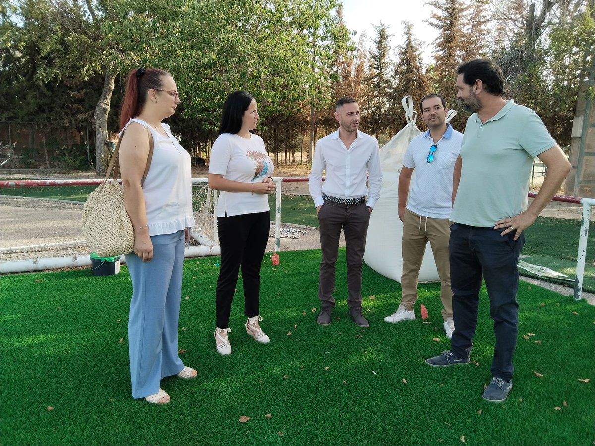 AytoMurcia's tweet photo. El concejal de Deportes, @mancorvera, ha visitado las instalaciones de La Alberca para hacer seguimiento de estas obras donde además de la sustitución del césped, se regenera la base del campo con un componente homologado por la FIFA para evitar lesiones. https://t.co/bEKXidW4NP