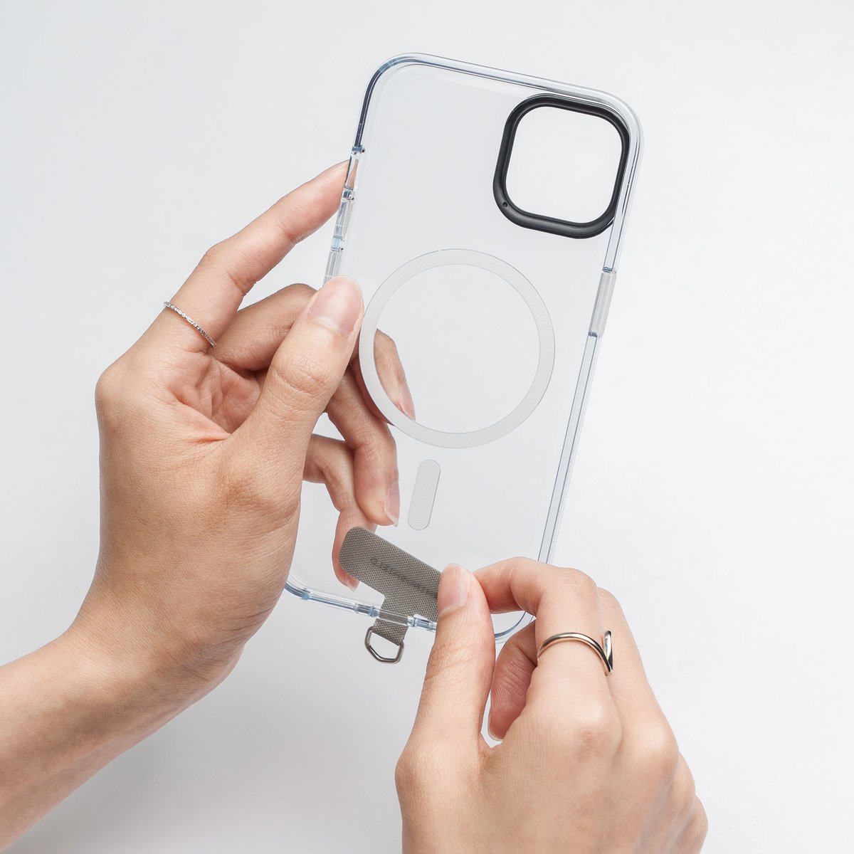 スマホショルダーを買ったのに、ストラップホルダーが切れて使えなくなった...なんて経験ありませんか？

弱いホルダーは、スマホの落下にも繋がりとっても危険⚠️ #ライノシールド のストラップカードは0.54mmの薄型で高強度。ちぎれる心配なく安心してお使いいただけます✨
shop.rhinoshield.jp/products/lanya…