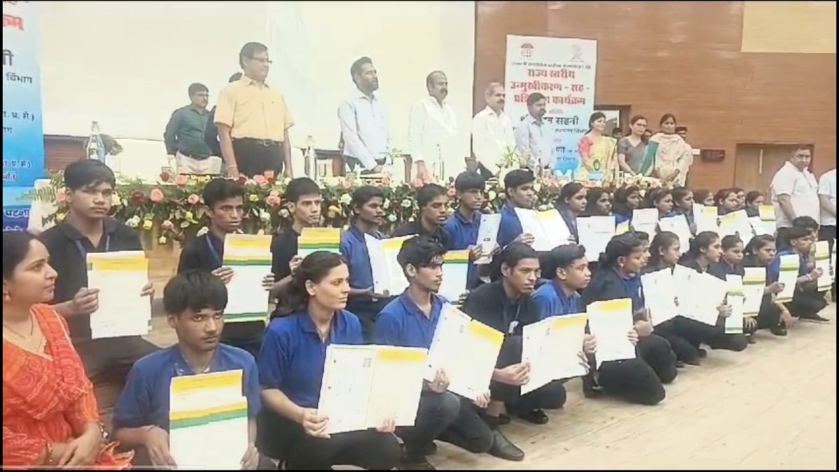 DoSWBihar's tweet image. राज्य में संचालित चाइल्ड हेल्पलाईन (1098) के सफल संचालन हेतु एक दिवसीय प्रशिक्षण-सह-कार्यशाला का उद्घाटन करते माननीय समाज कल्याण मंत्री श्री मदन सहनी। 

#SocialWelfareDepartment
#ChildHelpline
@SahniBihar 
@IPRDBihar