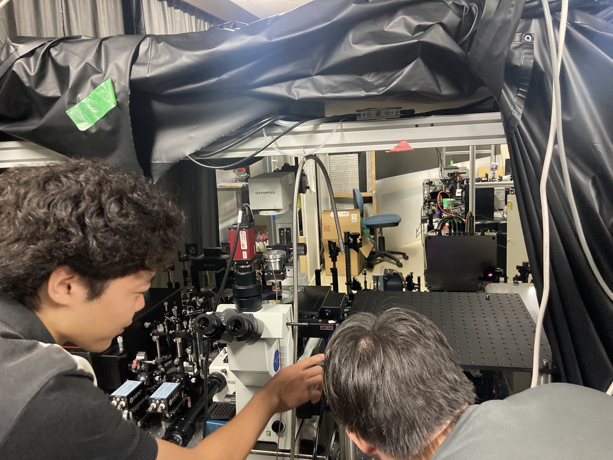 IsozakiLab's tweet photo. 修士学生さんが徳島大学に出張中。片山先生の分光装置にマイクロ流路を組込むために配置の最終調整を行っています！
#徳島大学
#pLED https://t.co/xK4yZnHJkN